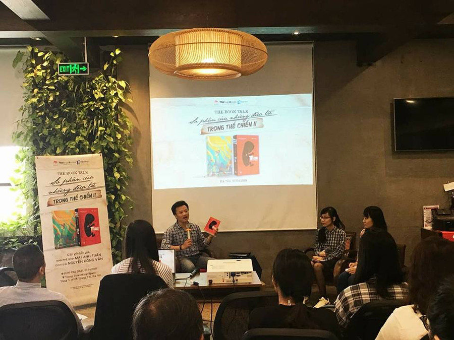 Nhà phê bình Mai Anh Tuấn giới thiệu sách tại tọa đàm Nhà phê bình Mai Anh Tuấn giới thiệu sách tại tọa đàm