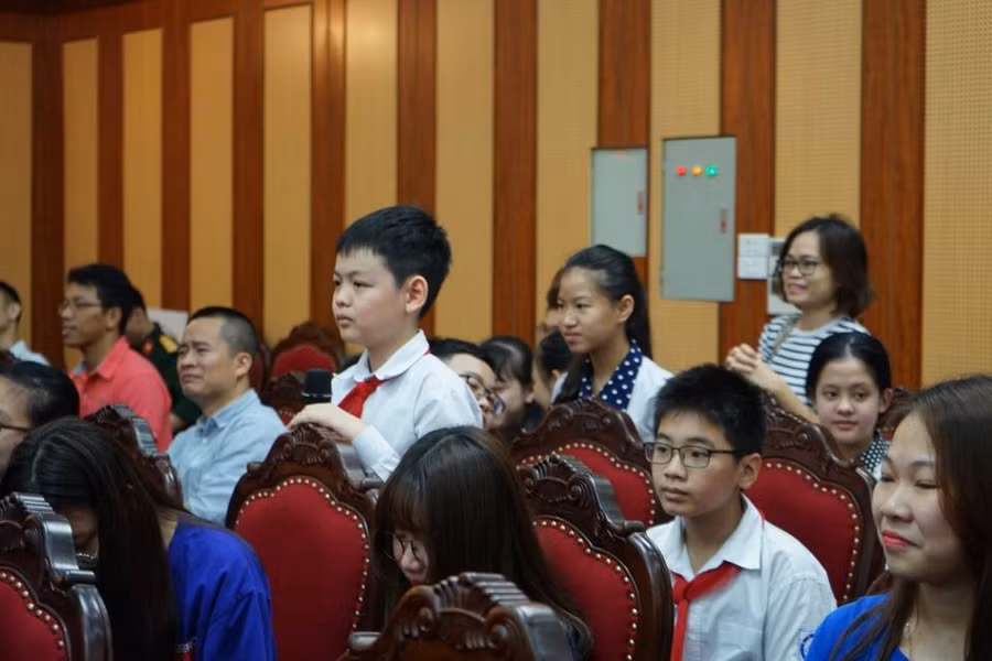 Các em HS tham gia chia sẻ về việc đọc sách