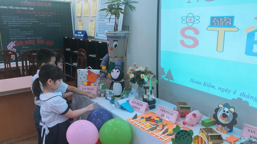 Học sinh Trường tiểu học Phúc Tân bên sản phẩm STEM. Học sinh Trường tiểu học Phúc Tân bên sản phẩm STEM.