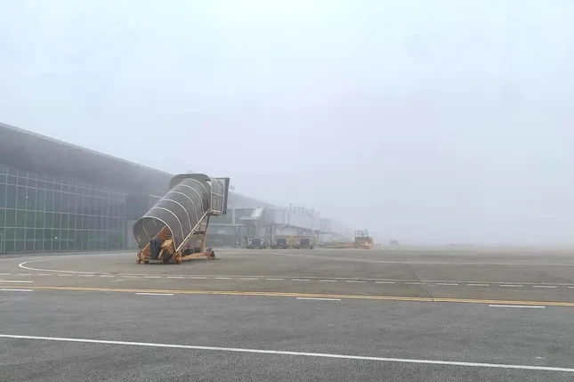 Nhiều chuyến bay ảnh hưởng do sương mù dày đặc.