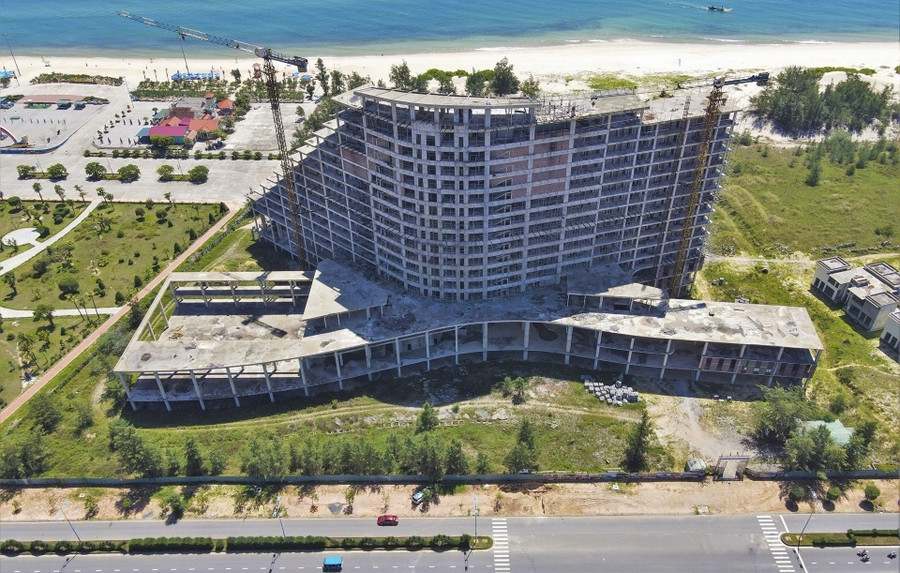 Dự án khách sạn 5 sao Pullman do Công ty Cổ phần Du lịch Hà Nội - Quảng Bình làm chủ đầu tư với số vốn 1.100 tỷ đồng đã bị bỏ hoang nhiều năm.