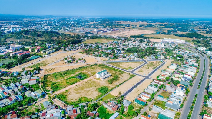 Đất nền rao bán "cắt lỗ", hạ giá song giá bán chỉ giảm so với lúc đỉnh điểm, dù có giảm nhưng so với giá trị thực vẫn còn khá cao. (Ảnh minh họa) Đất nền rao bán "cắt lỗ", hạ giá song giá bán chỉ giảm so với lúc đỉnh điểm, dù có giảm nhưng so với giá trị thực vẫn còn khá cao. (Ảnh minh họa)