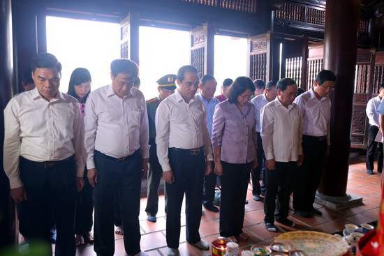 Phó Chủ tịch nước Đặng Thị Ngọc Thịnh cùng đoàn công tác, lãnh đạo tỉnh Tuyên Quang mặc niệm tưởng nhớ Chủ tịch Hồ Chí Minh. Ảnh: Việt Hà Phó Chủ tịch nước Đặng Thị Ngọc Thịnh cùng đoàn công tác, lãnh đạo tỉnh Tuyên Quang mặc niệm tưởng nhớ Chủ tịch Hồ Chí Minh. Ảnh: Việt Hà