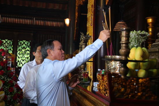 Các thành viên trong đoàn công tác dâng hương tại Đền thờ Chủ tịch Hồ Chí Minh tỉnh Tuyên Quang. Ảnh: Việt Hà Các thành viên trong đoàn công tác dâng hương tại Đền thờ Chủ tịch Hồ Chí Minh tỉnh Tuyên Quang. Ảnh: Việt Hà