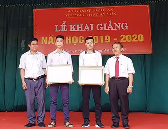 Em Lương thế Mạnh (thứ 2 từ phải sang) cùng Lương Văn Đức được Trường THPT Kỳ Sơn khen thưởng trong lễ khai giảng năm học mới. Ảnh: nguoiduatin. 