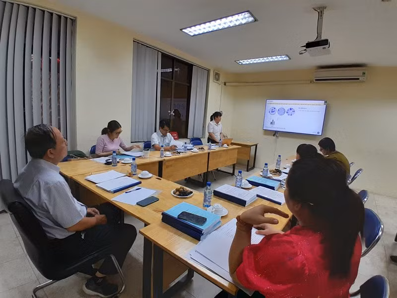 TS Đặng Thị Tùng Loan báo cáo kết quả triển khai nhiệm vụ khoa học - công nghệ.