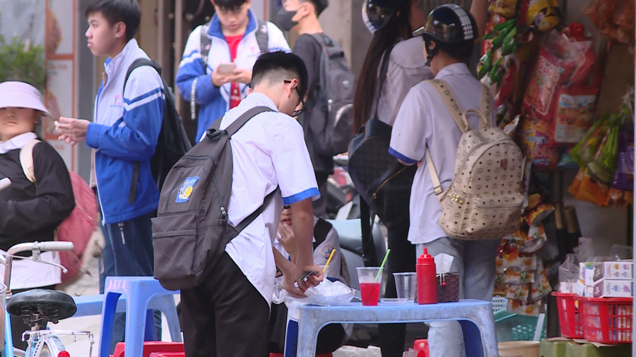 Học sinh tràn ra các cửa hàng trước cổng trường mua đồ ăn vặt sau giờ tan học. Học sinh tràn ra các cửa hàng trước cổng trường mua đồ ăn vặt sau giờ tan học.