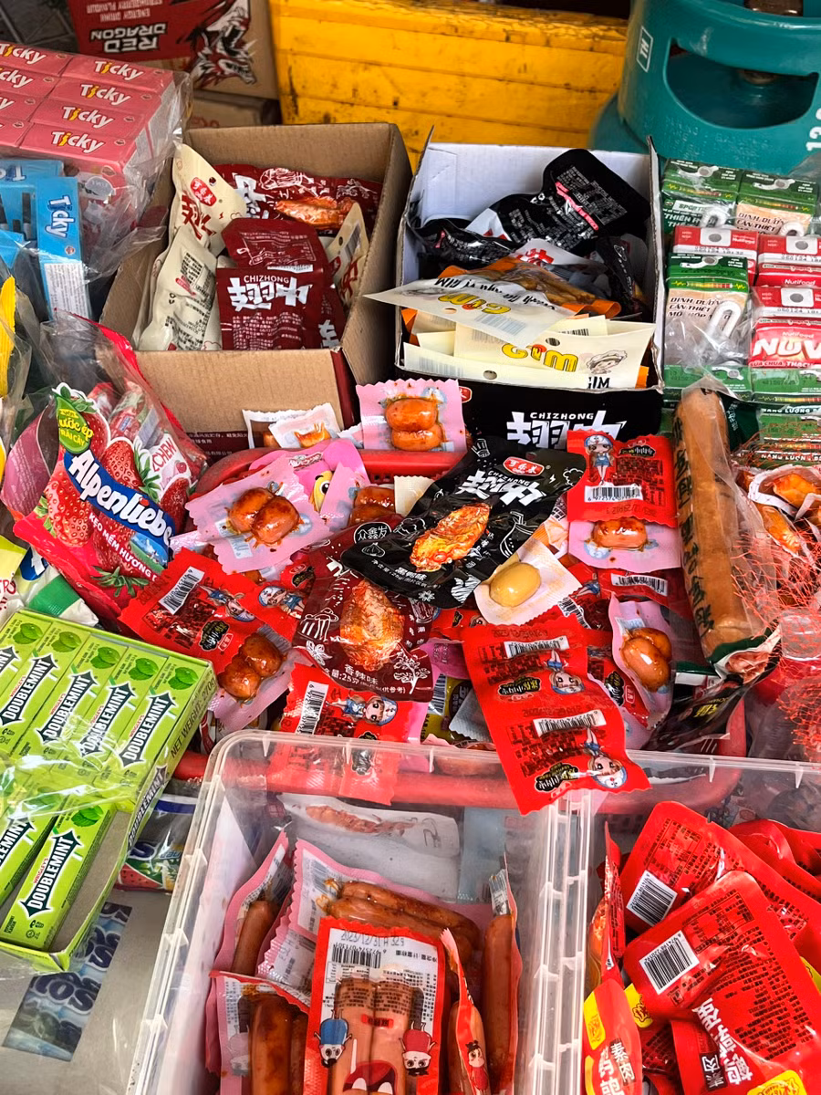 Quà ăn vặt hầu hết ghi chữ nước ngoài, không có hạn sử dụng.