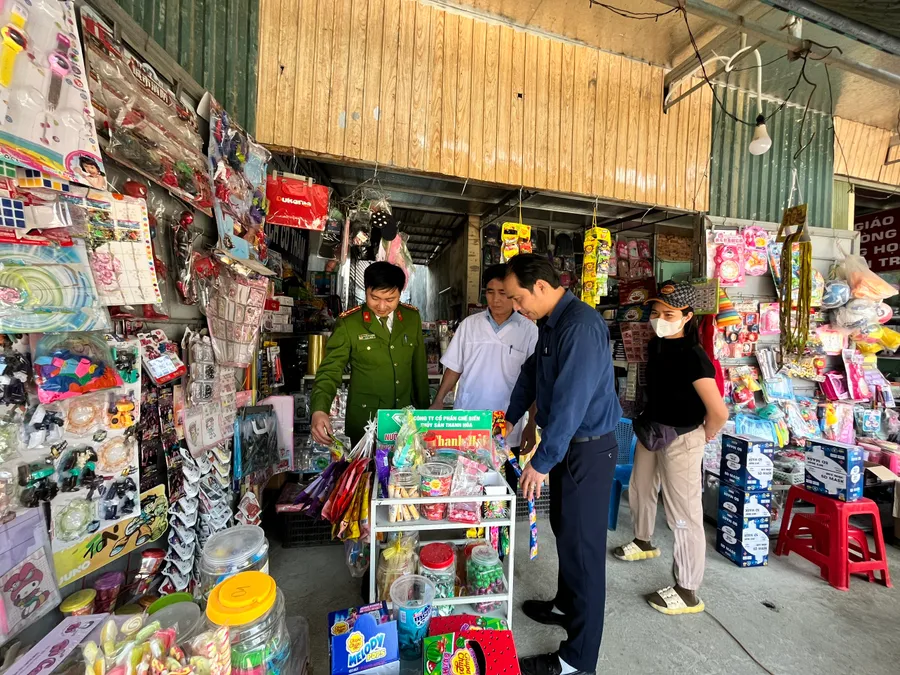 Chính quyền xã Xuân Sinh (huyện Thọ Xuân) ghi nhận nhiều mặt hàng không rõ nguồn gốc, hết hạn sử dụng được bày bán ngay cổng trường.