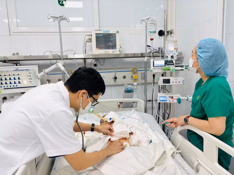 Sau khi ổn định mạch và huyết áp, bệnh nhi được xử lý đa vết thương phức tạp hàm mặt, lấy bỏ dị vật, cố định ổ gãy xương hàm dưới.