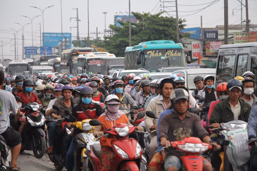 Hoạt động giao thông là một trong 3 nguồn phát thải khí nhà kính ở TPHCM. (Ảnh: Lê Nam)