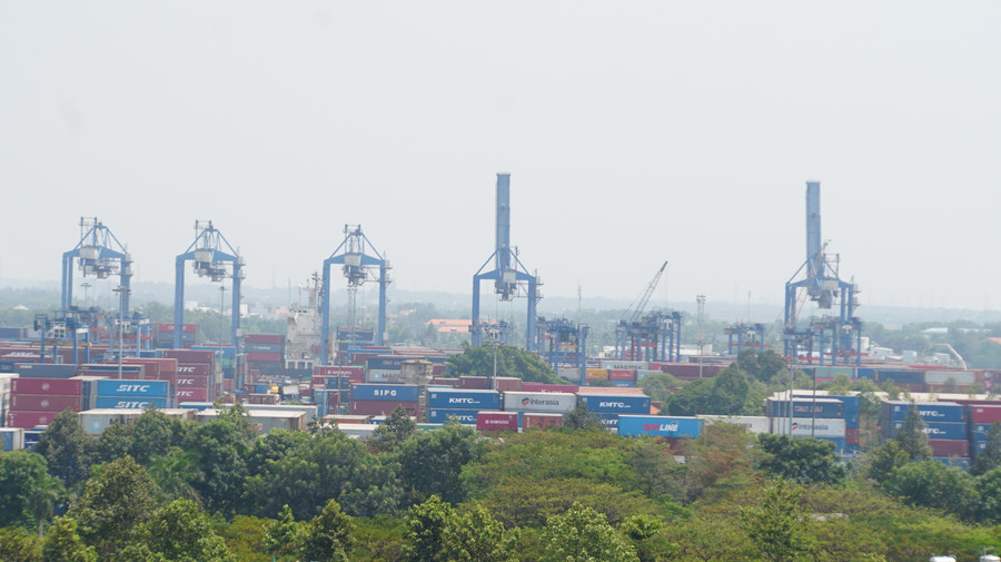 Hoạt động bốc xếp hàng ở cảng Tân Cảng Cát Lái, TP Thủ Đức, TPHCM. (Ảnh: Lê Nam)