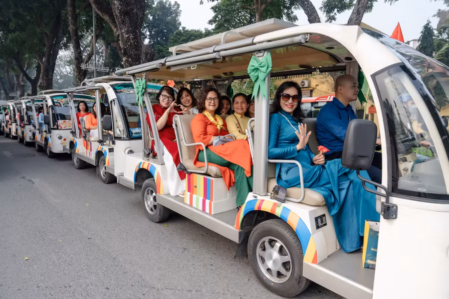 Sử dụng phương tiện giao thông thân thiện để khai thác du lịch đang được Hà Nội triển khai tại nhiều tuyến phố.