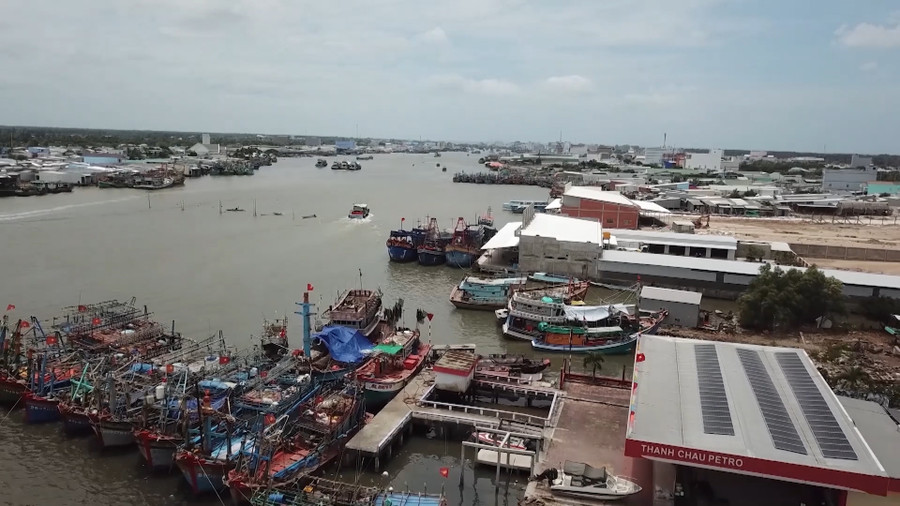 Cửa biển Sông Đốc, huyện Trần Văn Thời nơi tập trung đông phương tiện khai thác thủy sản.