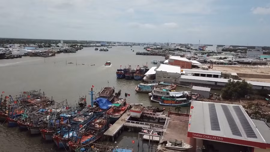 Cửa biển Sông Đốc, huyện Trần Văn Thời nơi tập trung đông phương tiện khai thác thủy sản.