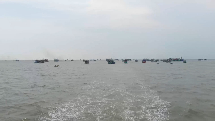 Phương tiện khai thác thủy sản hoạt động trên vùng biển Cà Mau.