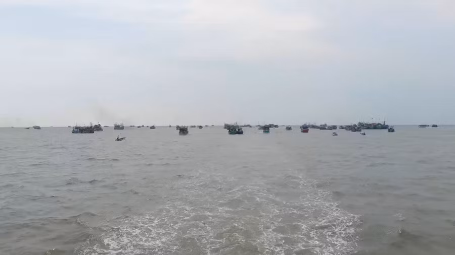 Phương tiện khai thác thủy sản hoạt động trên vùng biển Cà Mau.