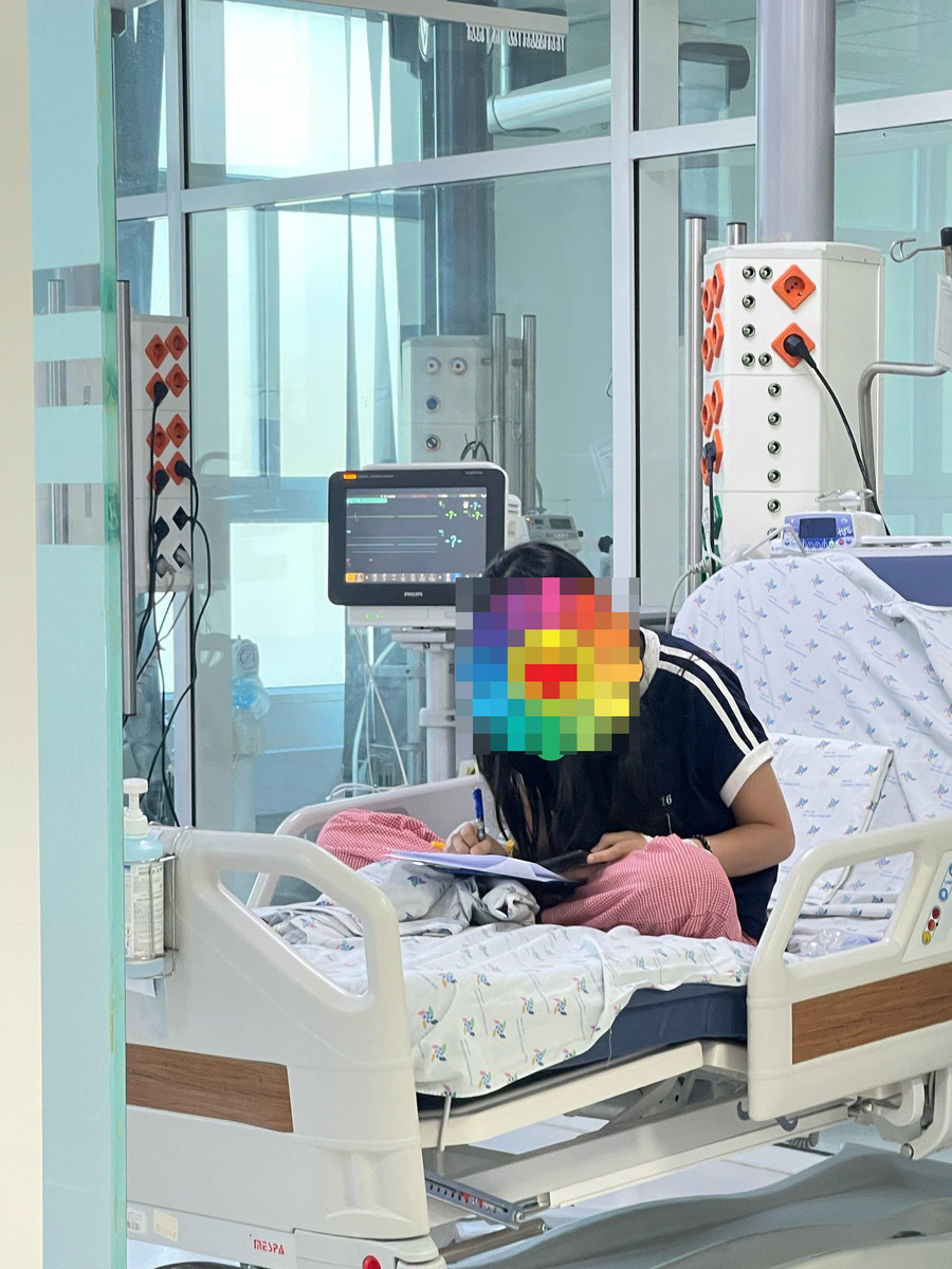 Dù đang nằm điều trị tại bệnh viện nhưng bé gái vẫn tranh thủ làm bài tập ở lớp. Ảnh: BVCC