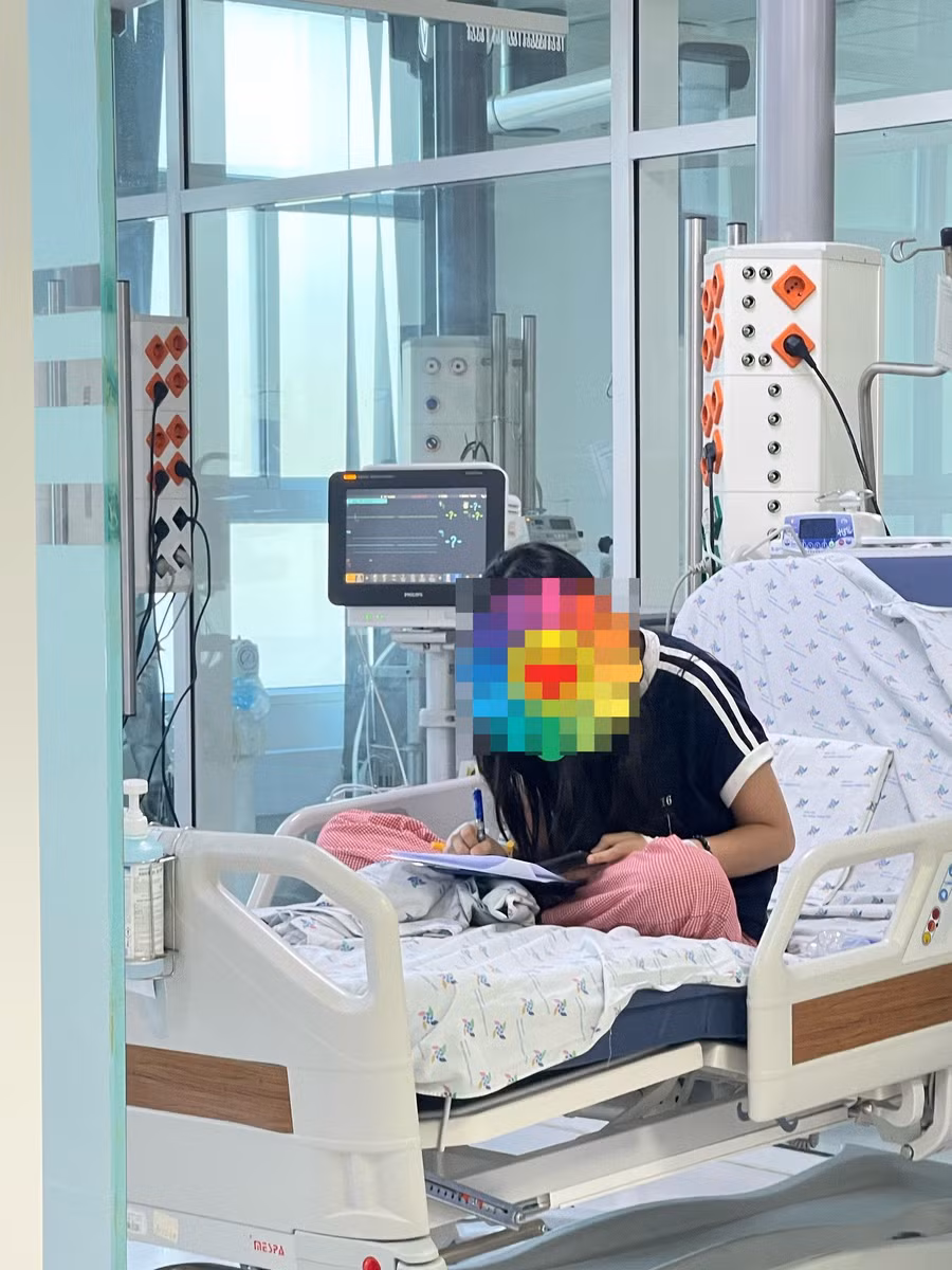 Dù đang nằm điều trị tại bệnh viện nhưng bé gái vẫn tranh thủ làm bài tập ở lớp. Ảnh: BVCC