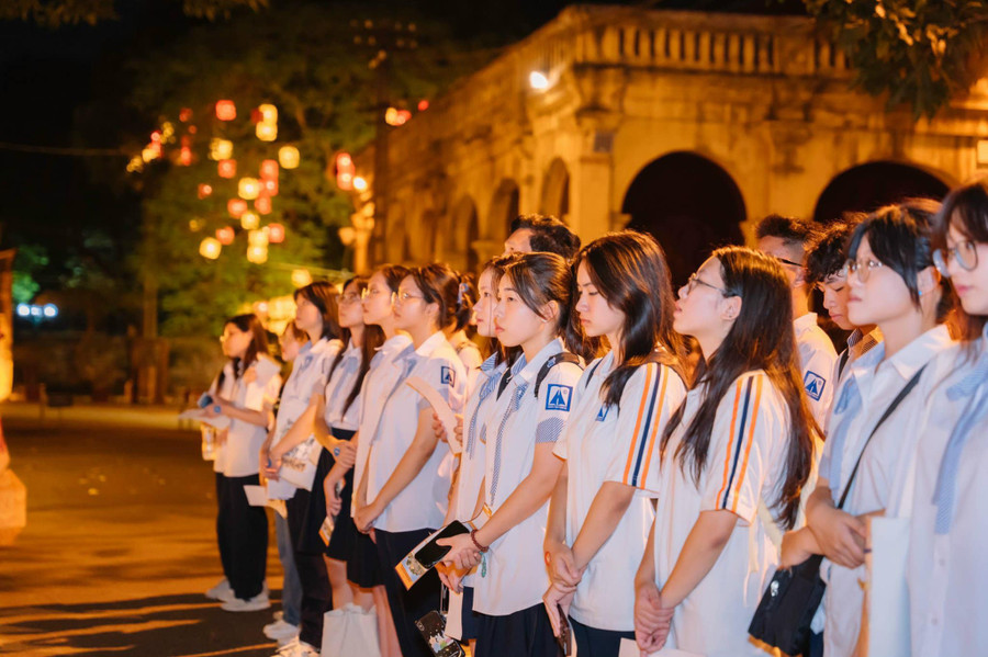 Học sinh tham gia trải nghiệm tour đêm tại Hoàng thành Thăng Long.