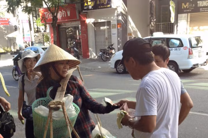 Bắt tại trận khách Trung Quốc "ăn cắp" chuối của người bán rong