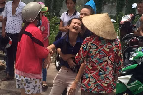 Vo gao khoc chung kien chong chet tham sau tai nan - Anh 2