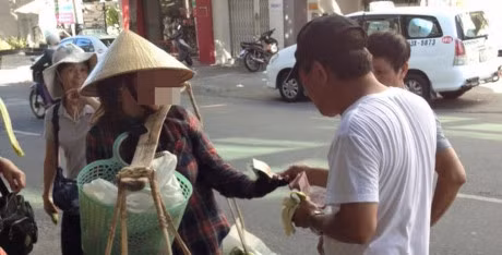 Vu khach Trung Quoc tho lo voi chi ban chuoi: Cong an vao cuoc - Anh 1