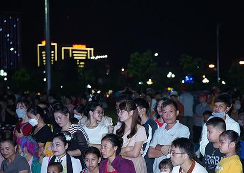 Đông đảo người dân đến xem “Nghệ thuật Xòe Thái”.