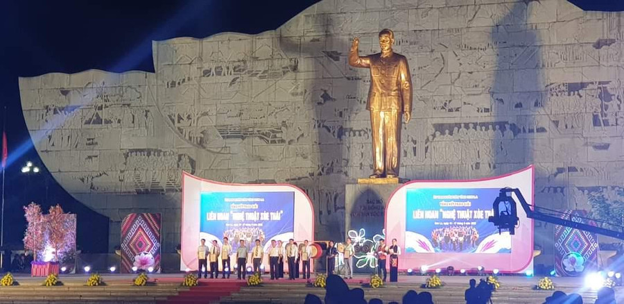 Ban tổ chức liên hoan “Nghệ thuật Xòe Thái” tỉnh Sơn La năm 2022 đã trao giải cho các đội tham gia.