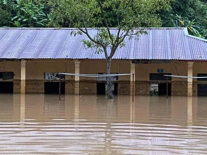 Mưa lớn gây ngập trường THCS Tạ Khoa khiến giáo viên phải chạy lũ trong đêm.