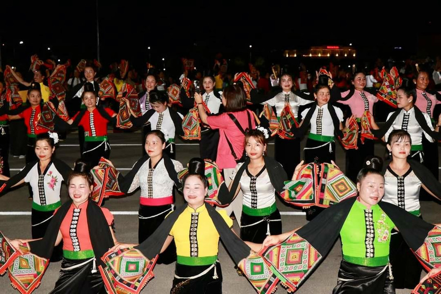 Các tiết mục văn nghệ đặc sắc được tổ chức công phu và hoành tráng tại Quảng trường Tây Bắc.