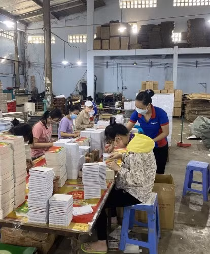 Việc tuyển dụng lao động thời vụ làm các mặt hàng phục vụ Tết đang cực kỳ khó khăn.