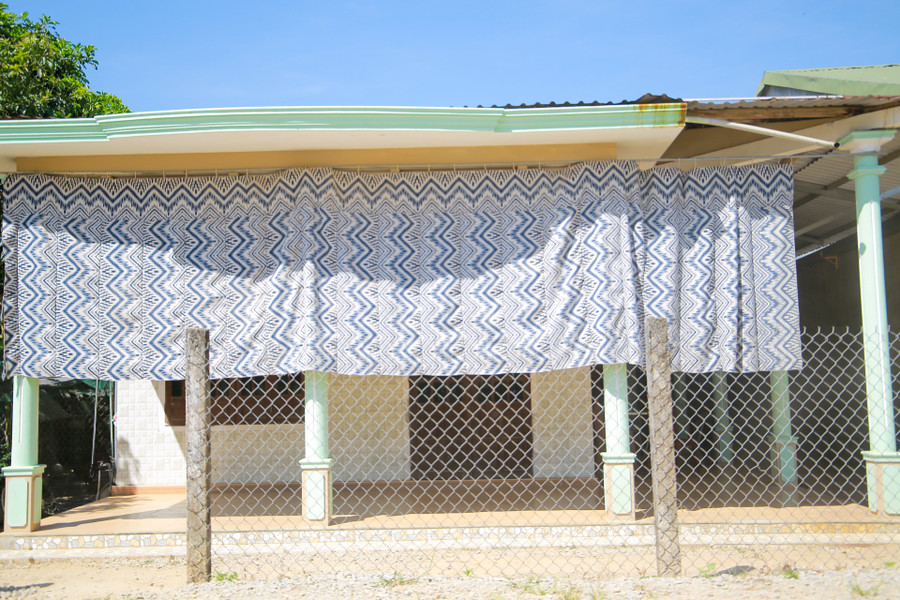 Một số hộ dân phải dùng vải để chắn bụi nhưng vẫn bị ảnh hưởng.