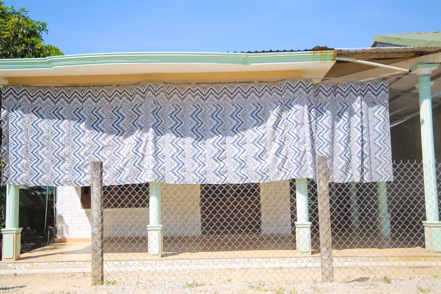 Một số hộ dân phải dùng vải để chắn bụi nhưng vẫn bị ảnh hưởng.