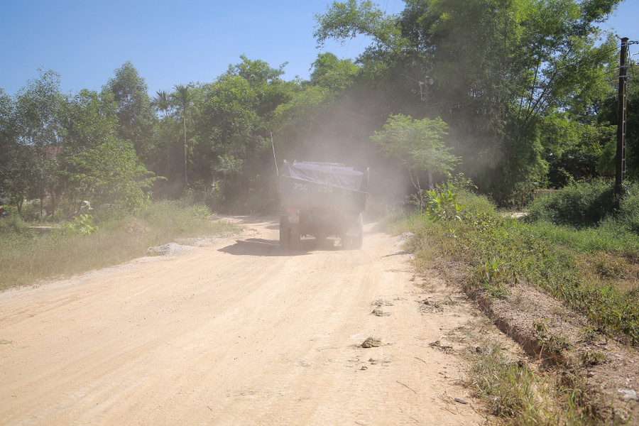 Đầy bụi, mịt mù bao phủ khắp nơi mỗi khi có xe đi qua.