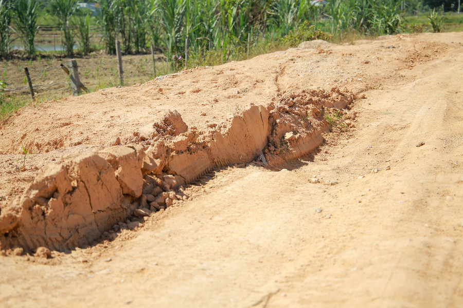 Nhiều ổ voi, ổ gà xuất hiện gây khó khăn trong việc đi lại của người dân.