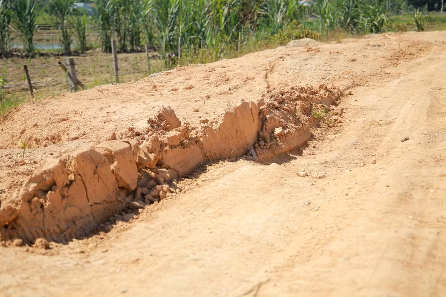 Nhiều ổ voi, ổ gà xuất hiện gây khó khăn trong việc đi lại của người dân.