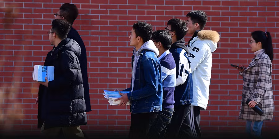 Sinh viên Trung Quốc lo lắng vì học phí tăng vọt.