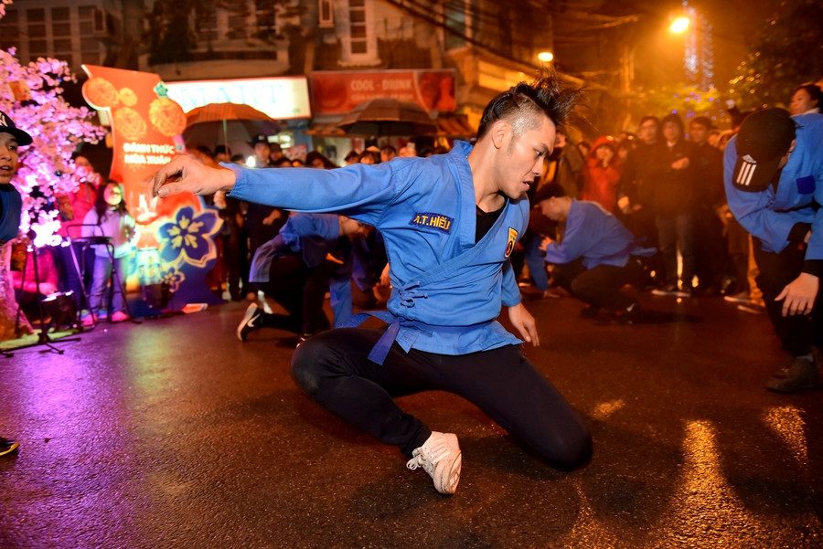 Các vũ công cháy hết mình trong màn biểu diễn, bất chấp cái lạnh đêm đông.