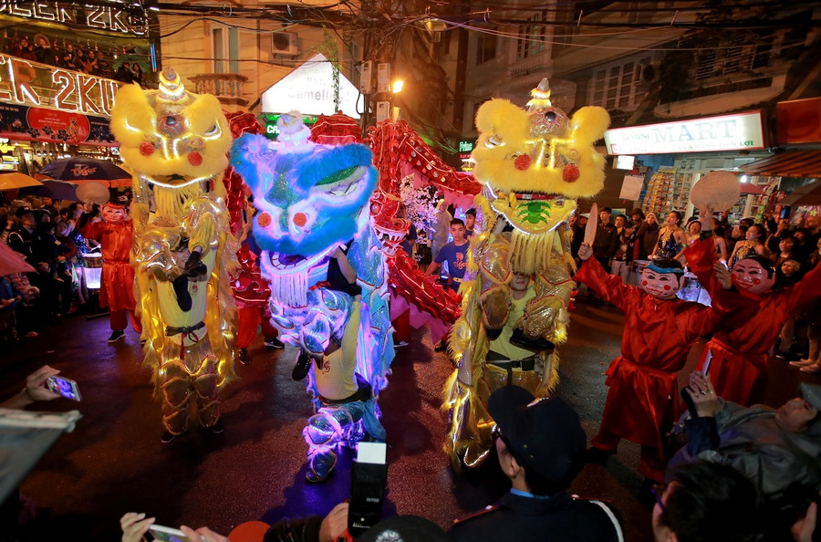 Không chỉ đem đến màn trình diễn đặc sắc, đoàn múa lân cũng nhiệt tình trong phần giao lưu khán giả.