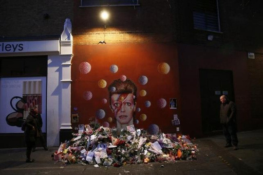 Cố huyền thoại David Bowie để lại tài sản 2.200 tỉ đồng ảnh 2 Nhiều người thương tiếc ông