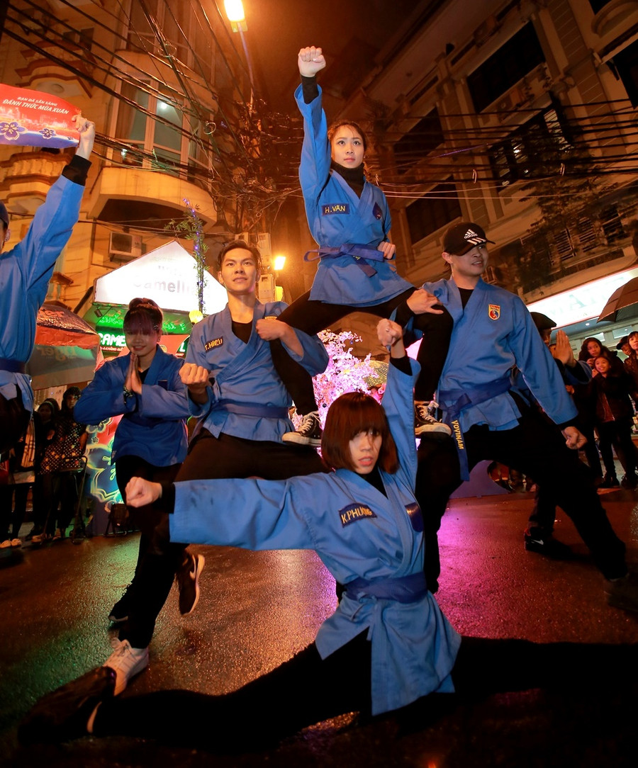 Những cô gái, chàng trai hòa mình trong màn nhảy hip hop kết hợp võ thuật trên nền nhạc EDM sôi động.