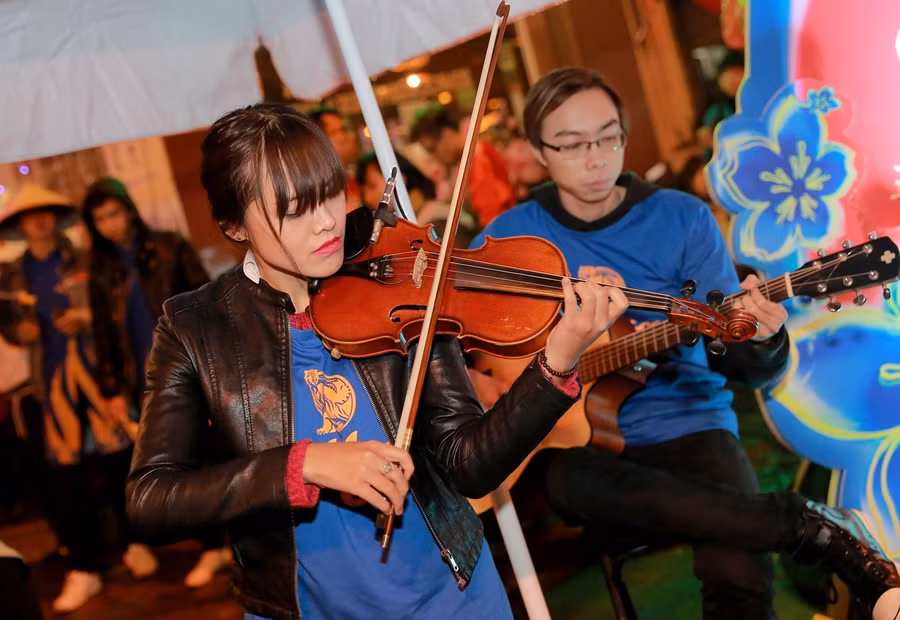 Nhiều nghệ sĩ đem đến sự êm đềm, lắng đọng trong bản hòa tấu Violin Guitar... độc đáo. Nhiều nghệ sĩ đem đến sự êm đềm, lắng đọng trong bản hòa tấu Violin Guitar... độc đáo.