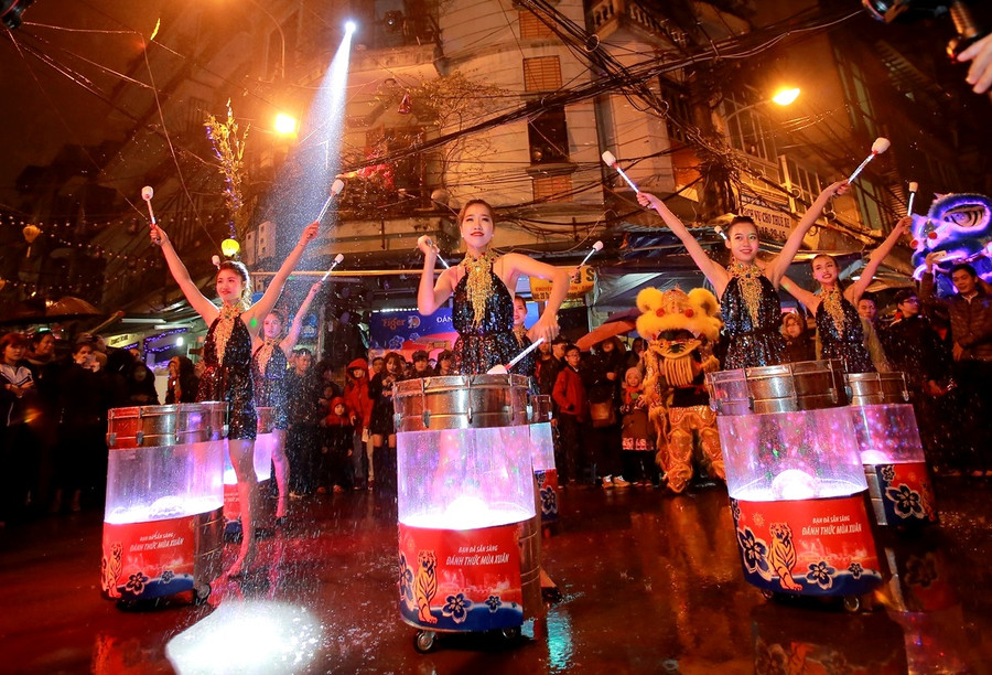 Khu vực phố cổ như nóng hơn với màn biểu diễn trống nước dưới mưa của 6 cô gái xinh đẹp.