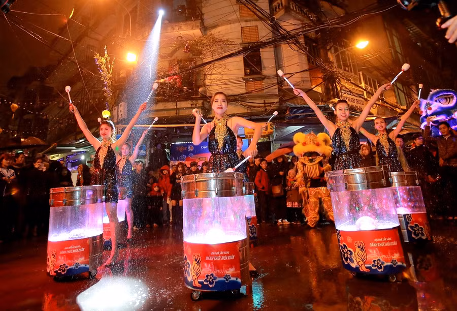 Khu vực phố cổ như nóng hơn với màn biểu diễn trống nước dưới mưa của 6 cô gái xinh đẹp. Khu vực phố cổ như nóng hơn với màn biểu diễn trống nước dưới mưa của 6 cô gái xinh đẹp.