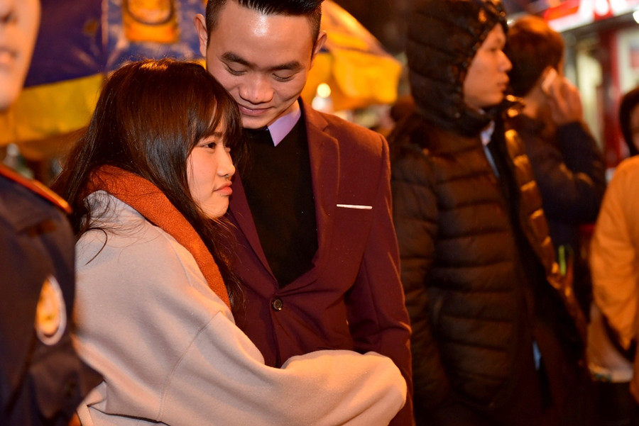 Đây cũng là dịp thể hiện tình cảm của nhiều đôi trẻ.