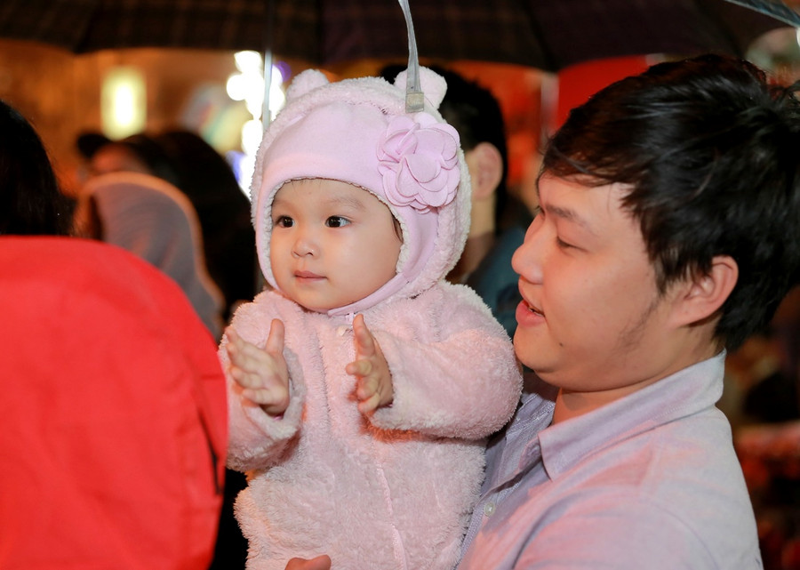 Các em nhỏ cũng được bố mẹ đưa đến đ êm hội đường phố.