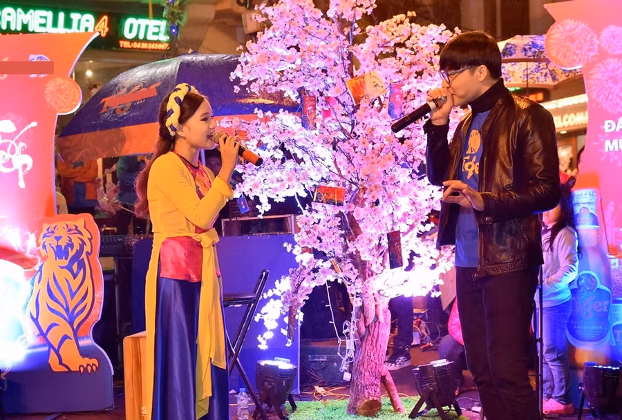 Beatboxer Minh Kiên gây bất ngờ khi kết hợp màn beatbox cùng liền chị quan họ. Beatboxer Minh Kiên gây bất ngờ khi kết hợp màn beatbox cùng liền chị quan họ.