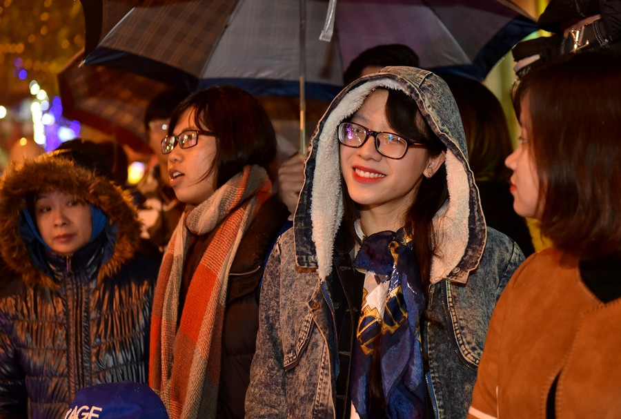 Khuôn mặt đáng yêu của nữ khán giả trong không gian nhạc ấm cúng.