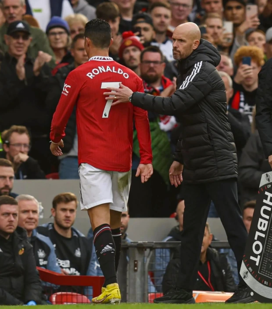 Ronaldo ‘tỏ thái độ’ khi đi ngang qua huấn luyện viên Erik ten Hag. Ronaldo ‘tỏ thái độ’ khi đi ngang qua huấn luyện viên Erik ten Hag.